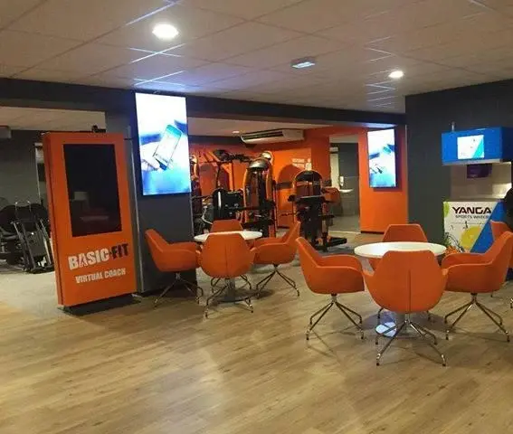 Salle de sport Basic Fit à Cannes avec espace d’accueil et équipements de musculation
