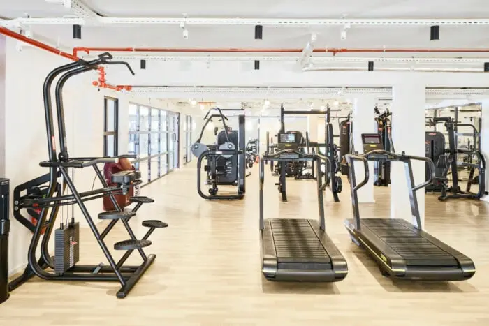 Salle de sport du Carlton Cannes avec équipements de musculation et cardio haut de gamme