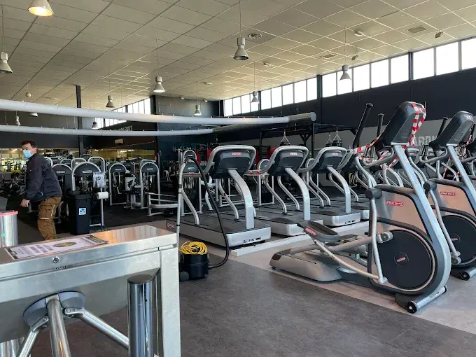 Salle de sport Fitness Park à Cannes avec équipements de musculation et cardio modernes
