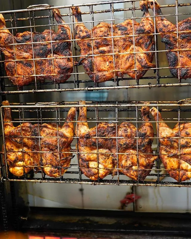 Poulet braisé grillé au restaurant O’Braisé à Cannes, menu riche en protéines